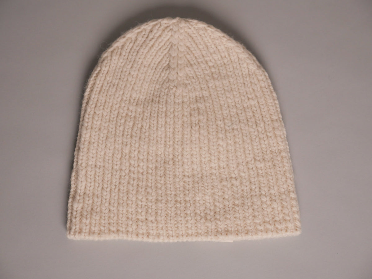 Bonnet en laine himalayenne fait main, teinte artisanale, style retroussé.