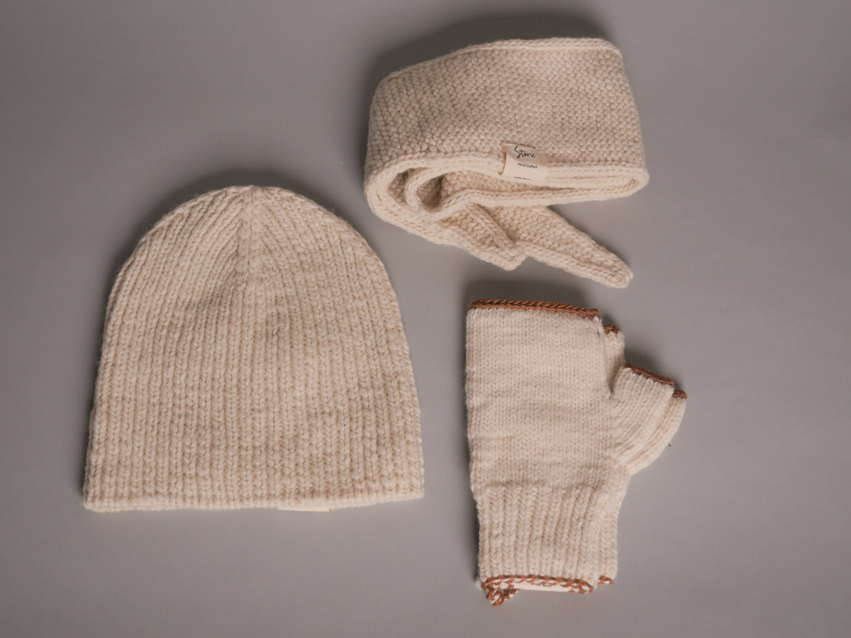 Bonnet en laine himalayenne fait main, teinte artisanale, style retroussé.