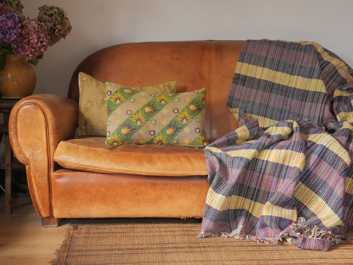 Coussin kantha en coton recyclé Main image