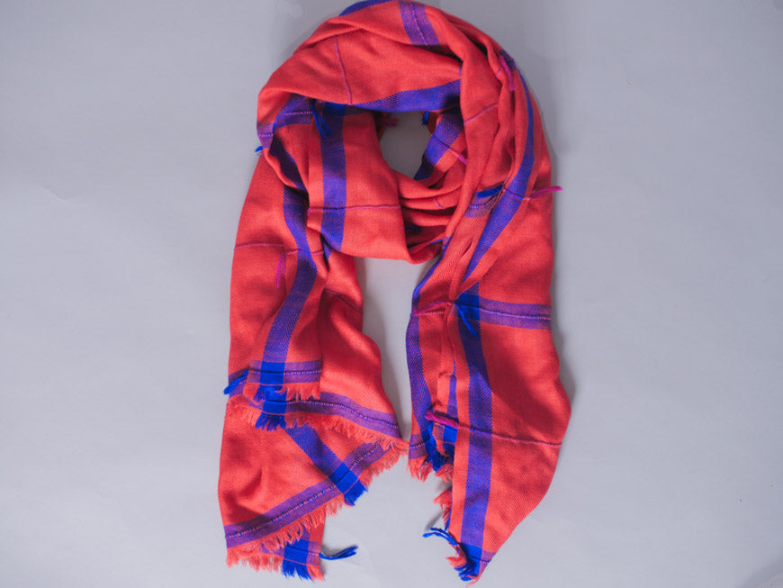 Echarpe tissé main en cachemire et laine fin, rouge et bleu Main image