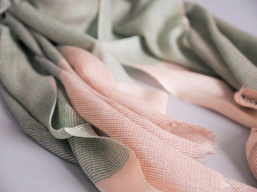 Écharpe en Cachemire et Soie Ultra-Douce. Beige et vert pâle.