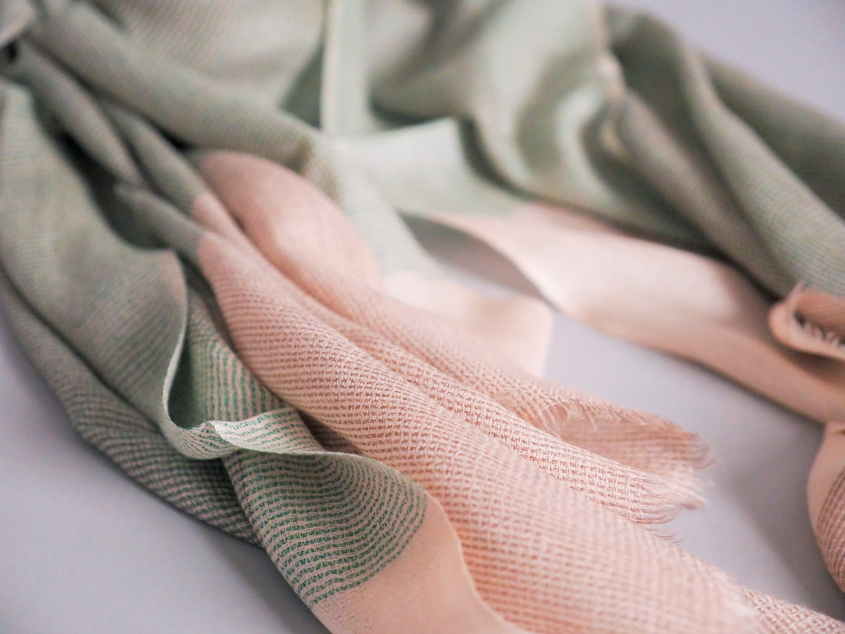 Écharpe en Cachemire et Soie Ultra-Douce. Beige et vert pâle.