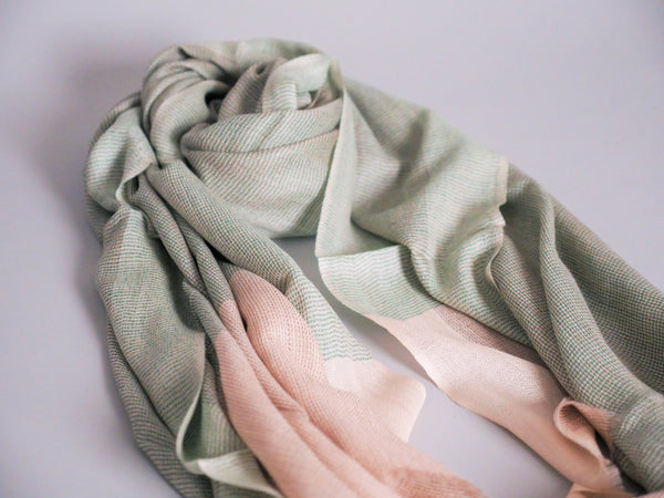 Écharpe en Cachemire et Soie Ultra-Douce. Beige et vert pâle.