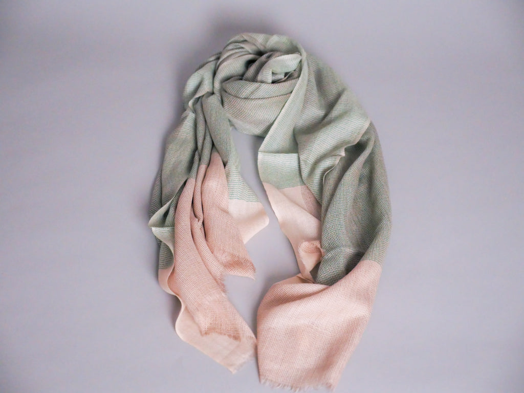 Écharpe en Cachemire et Soie Ultra-Douce. Beige et vert pâle.