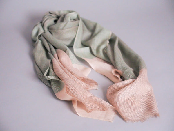 Écharpe en Cachemire et Soie Ultra-Douce. Beige et vert pâle.