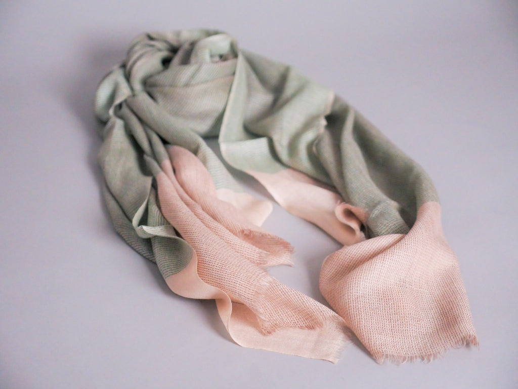 Écharpe en Cachemire et Soie Ultra-Douce. Beige et vert pâle.