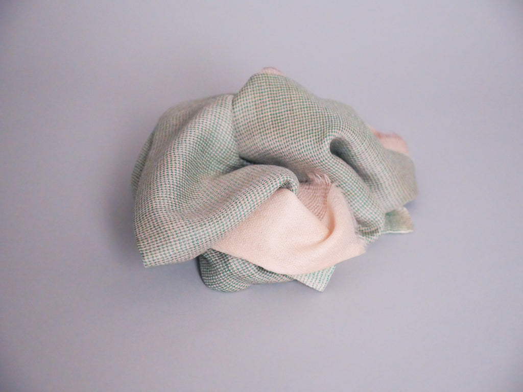 Écharpe en Cachemire et Soie Ultra-Douce. Beige et vert pâle.