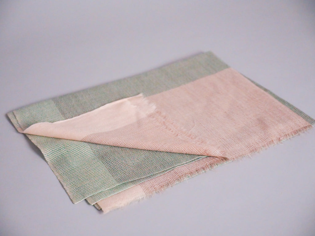 Écharpe en Cachemire et Soie Ultra-Douce. Beige et vert pâle.
