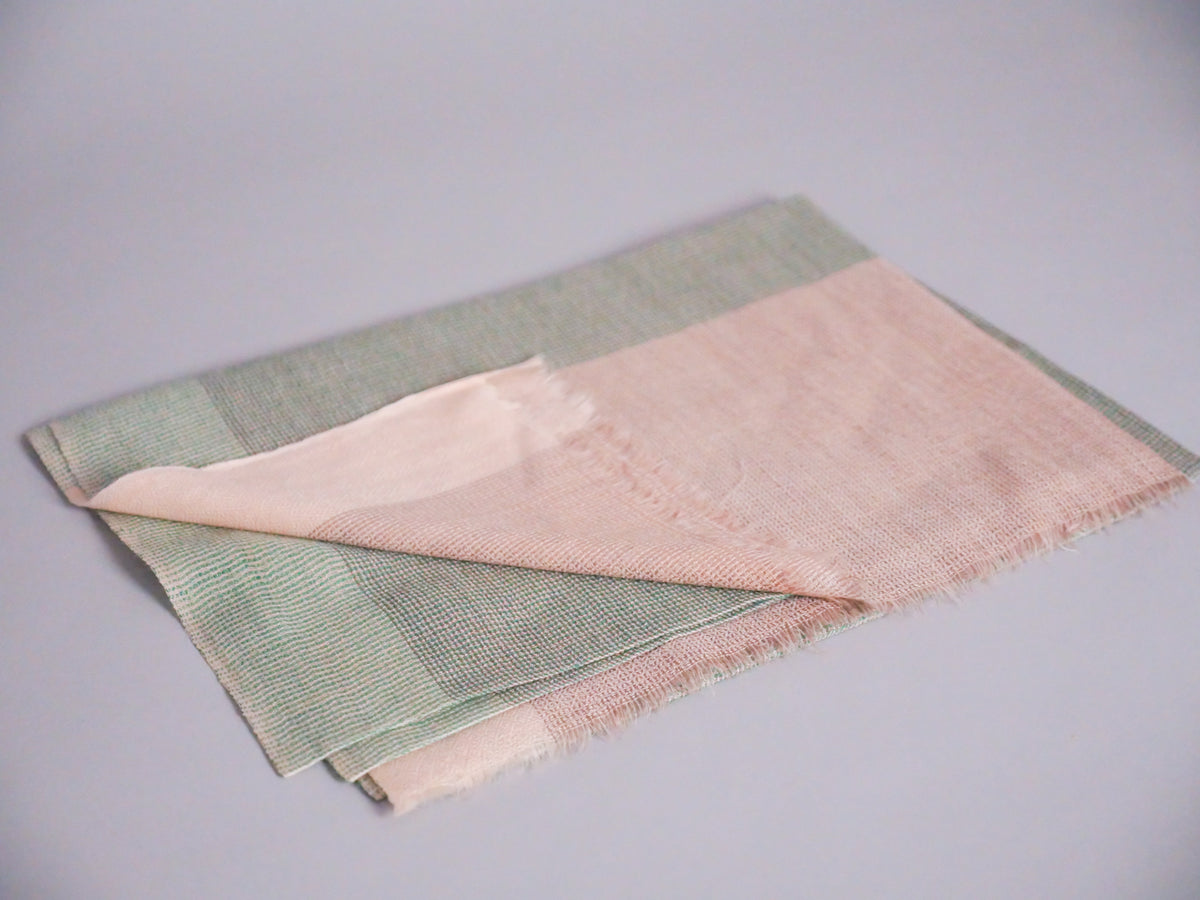 Écharpe en Cachemire et Soie Ultra-Douce. Beige et vert pâle.