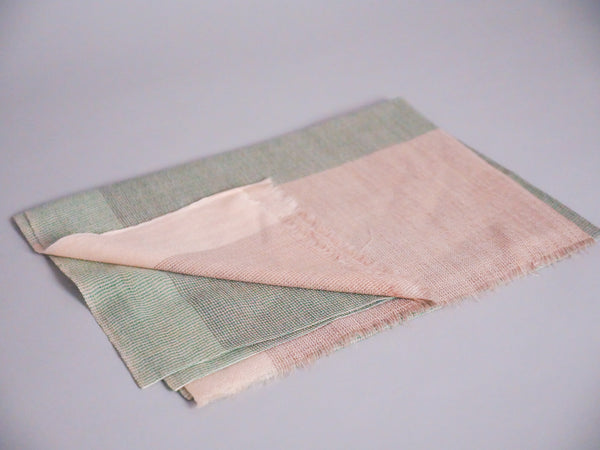 Écharpe en Cachemire et Soie Ultra-Douce. Beige et vert pâle.