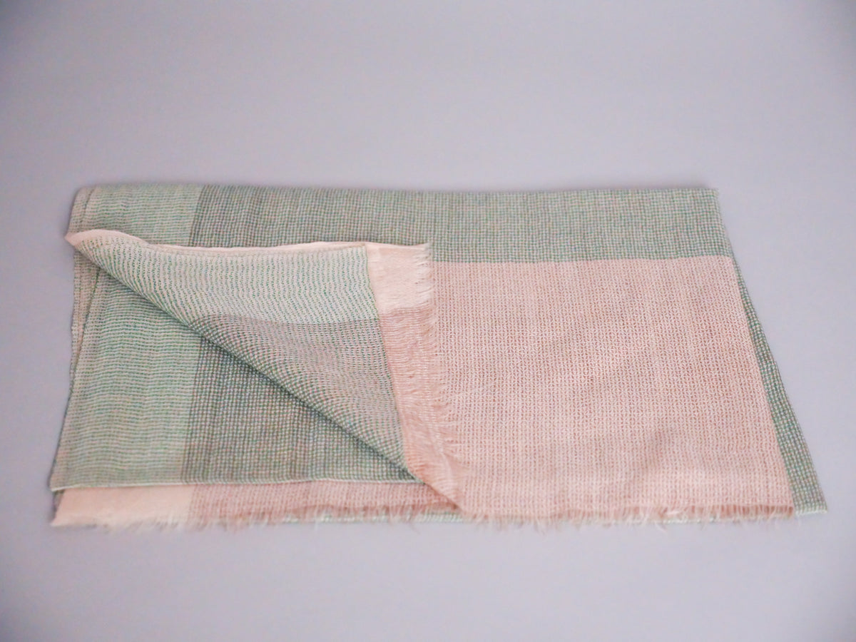 Écharpe en Cachemire et Soie Ultra-Douce. Beige et vert pâle.