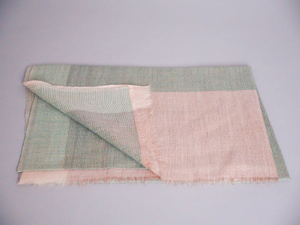 Écharpe en Cachemire et Soie Ultra-Douce. Beige et vert pâle.