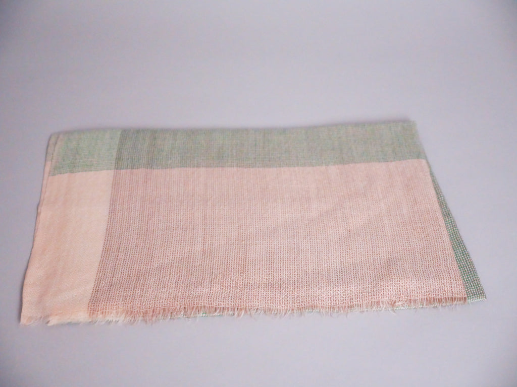 Écharpe en Cachemire et Soie Ultra-Douce. Beige et vert pâle.