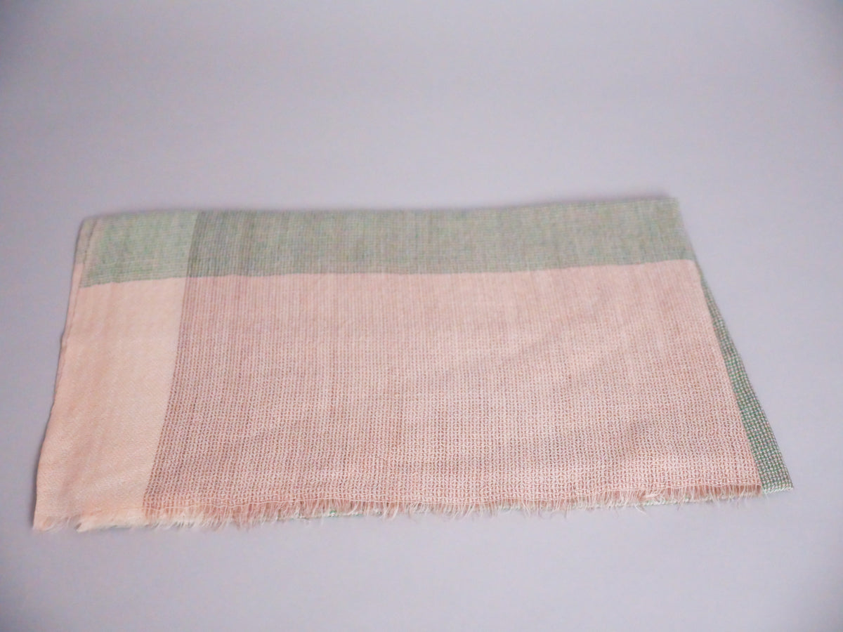 Écharpe en Cachemire et Soie Ultra-Douce. Beige et vert pâle.