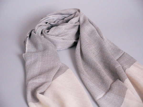 Écharpe en Cachemire et Soie Ultra-Douce. Beige et gris.