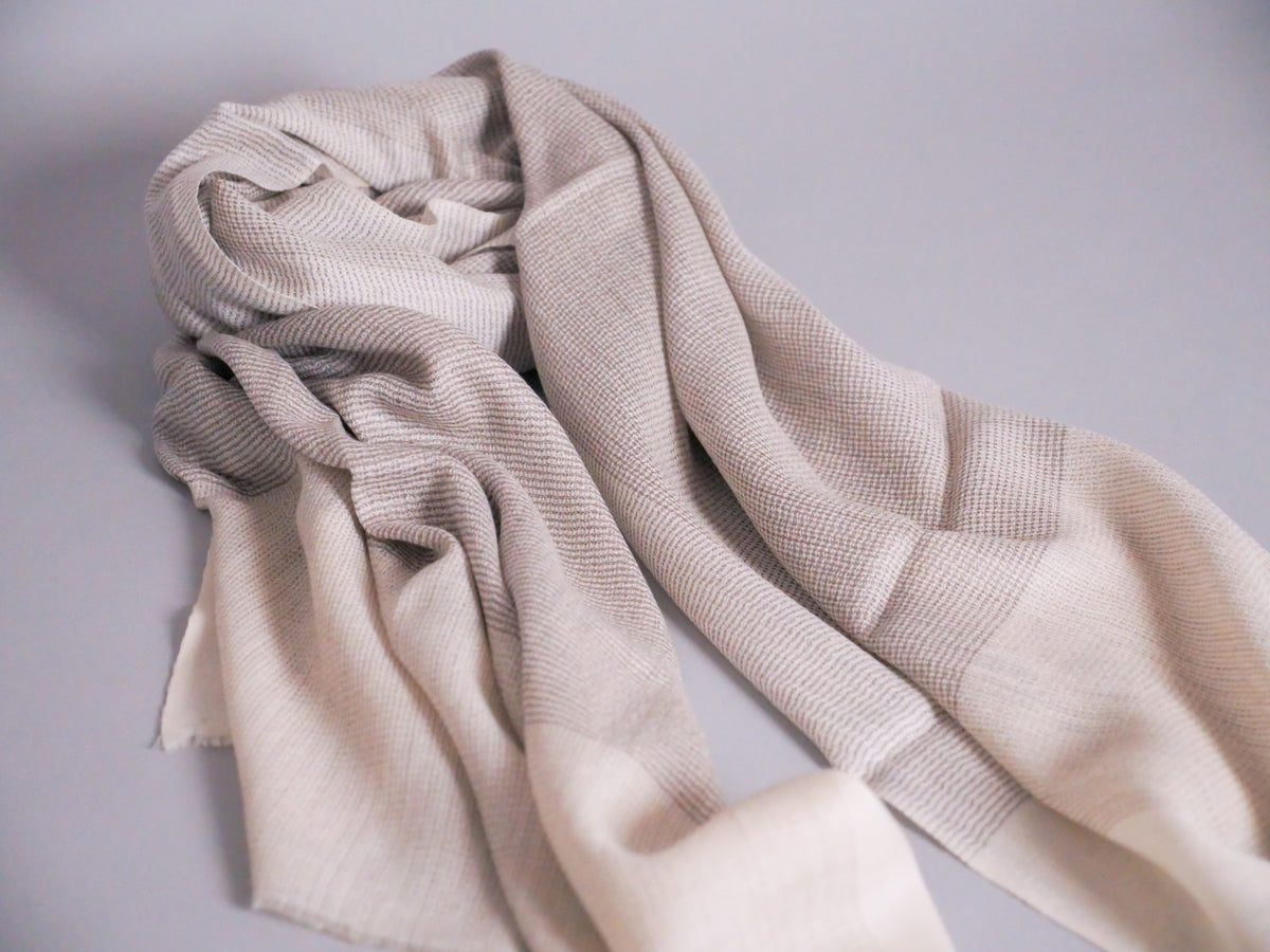 Écharpe en Cachemire et Soie Ultra-Douce. Beige.