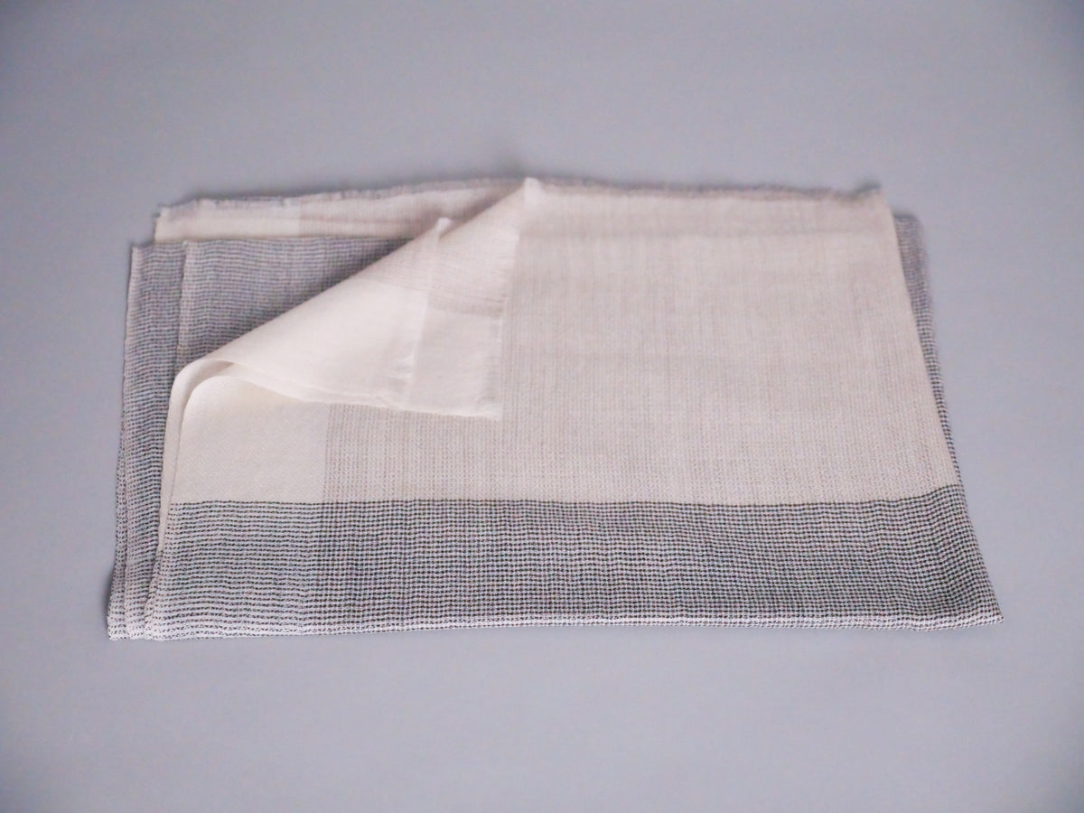 Écharpe en Cachemire et Soie Ultra-Douce. Beige et gris.