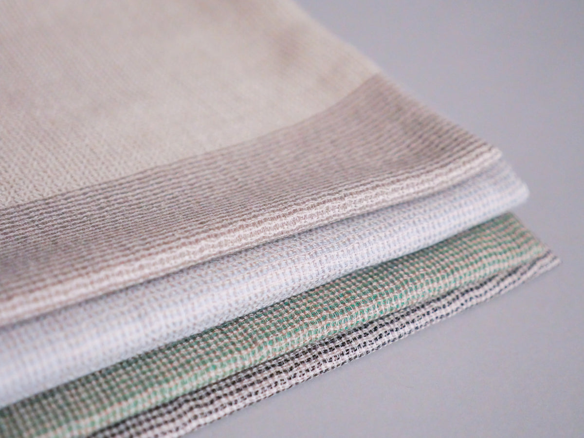 Écharpe en Cachemire et Soie Ultra-Douce. Beige et vert pâle.