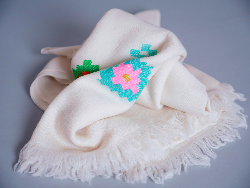 Écharpe en pashmina cachemire et laine fine tissée à la main.