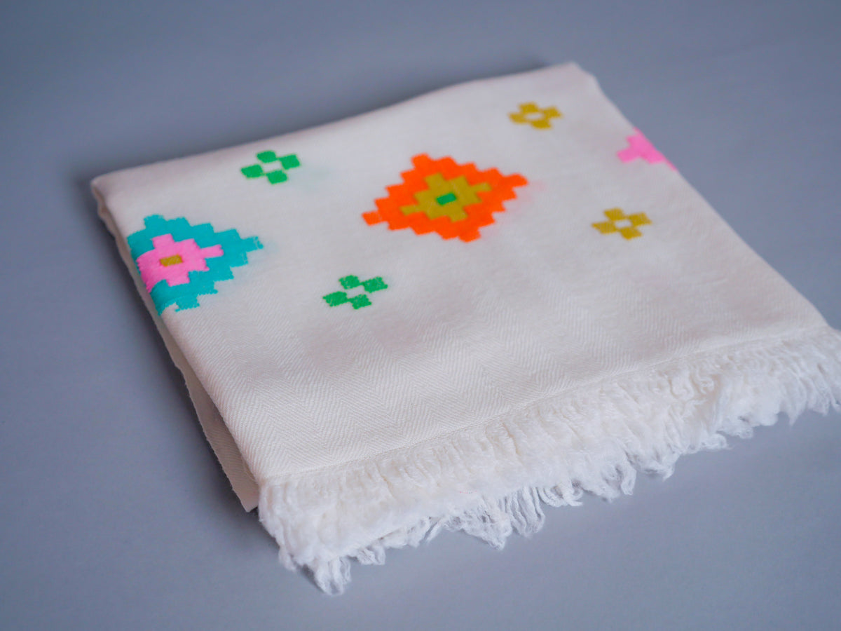Écharpe en pashmina cachemire et laine fine tissée à la main. Main image