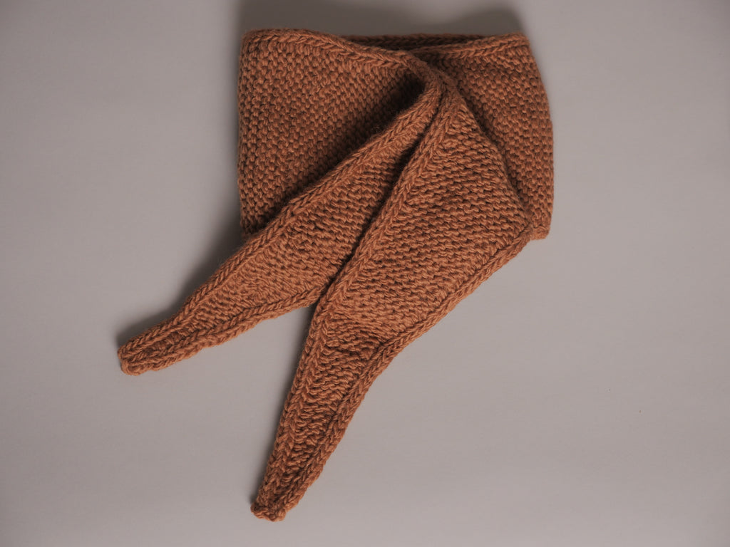 Écharpe cravate en tricot fait main . Châtaigne Marl.