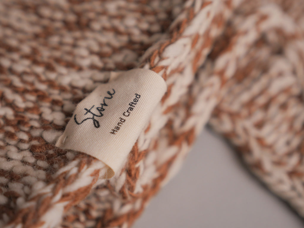 Echarpe en laine himalayenne fait main, teinte artisanale.