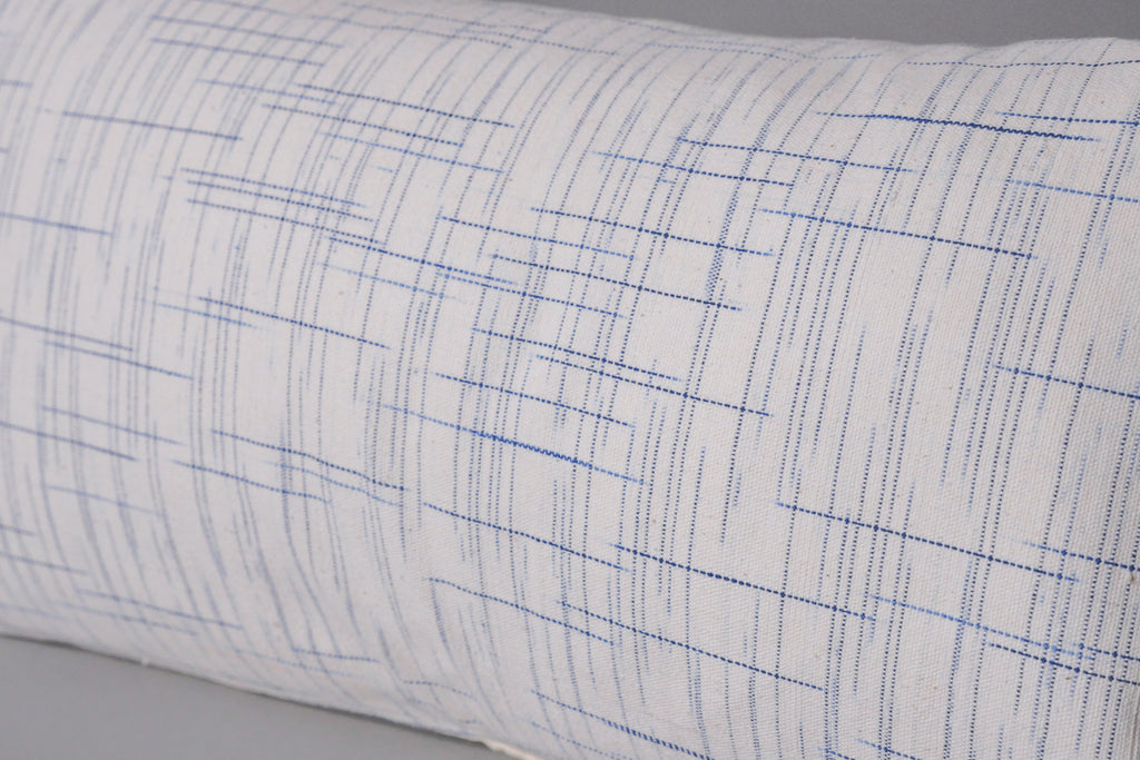 Coussin Graphic Blanc tissé main en coton, verso lin.