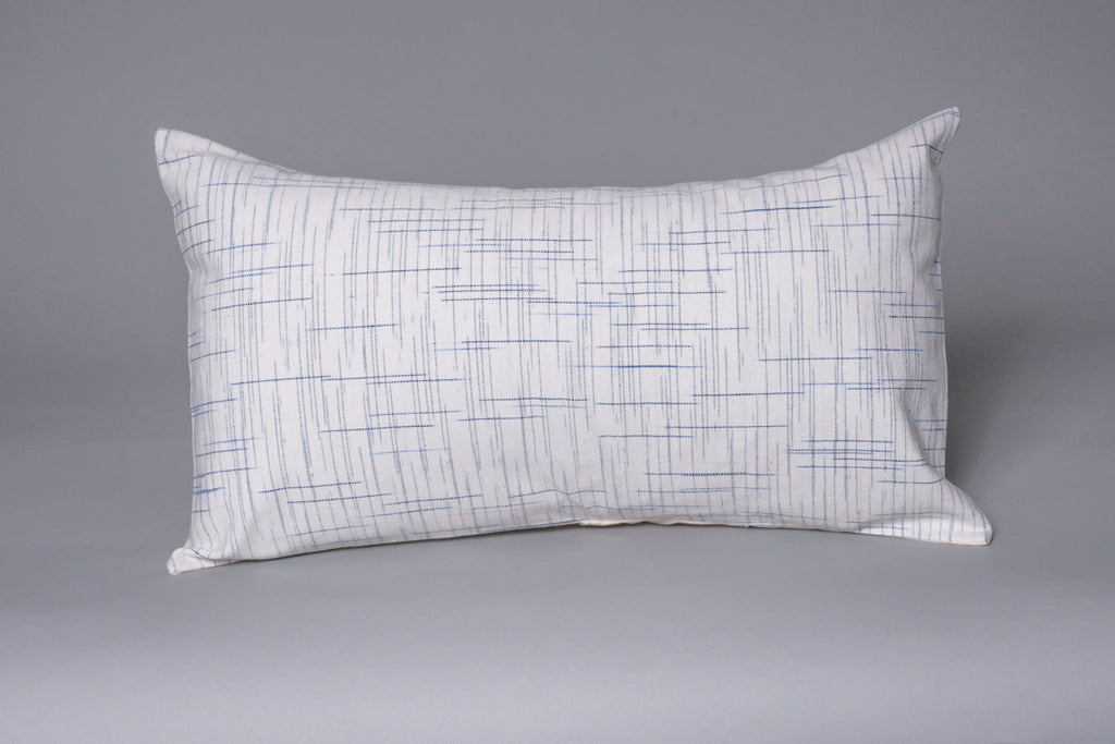 Coussin Graphic Blue tissé main en coton, verso lin.