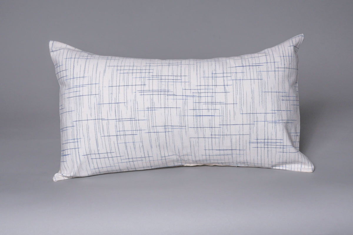 Coussin Graphic Blue tissé main en coton, verso lin.