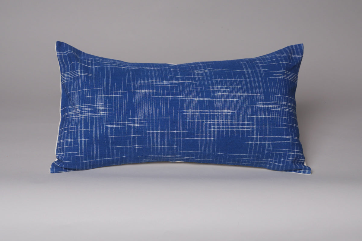 Coussin Graphic Blue tissé main en coton, verso lin. Main image