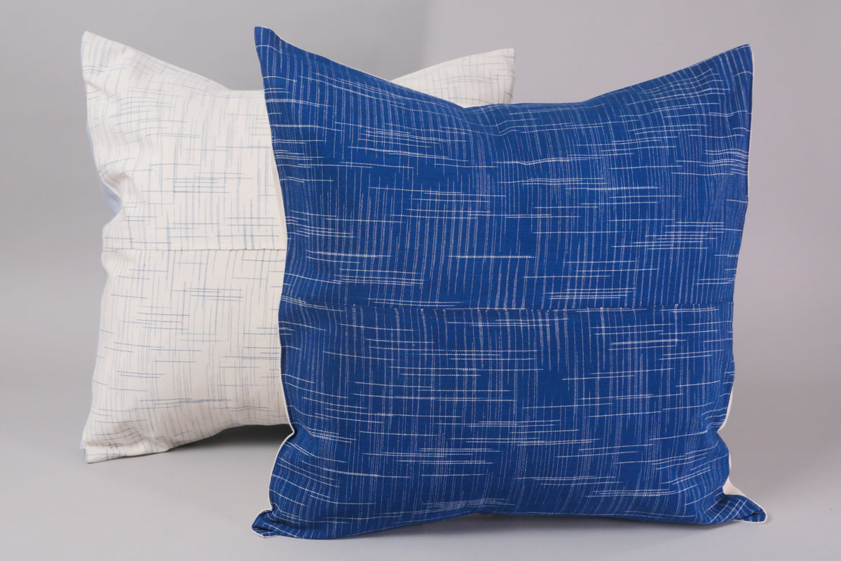 Coussin Graphic Blue  60x60 tissé main en coton, verso lin. Main image