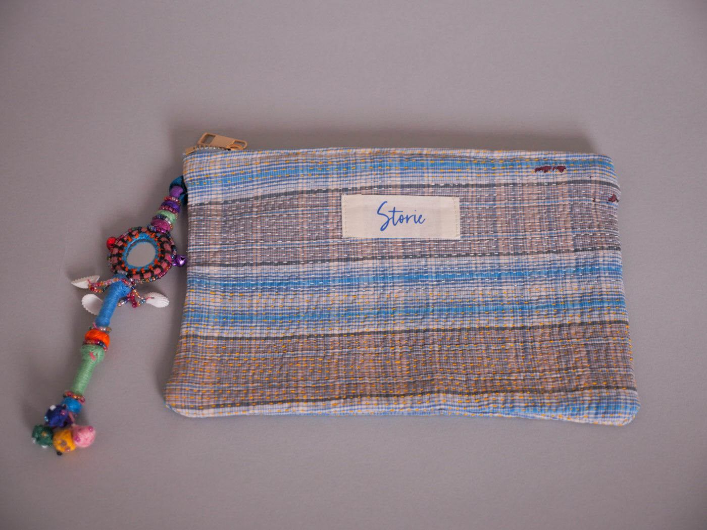 Kantha pouch in recycled cotton, grigri Secondary image