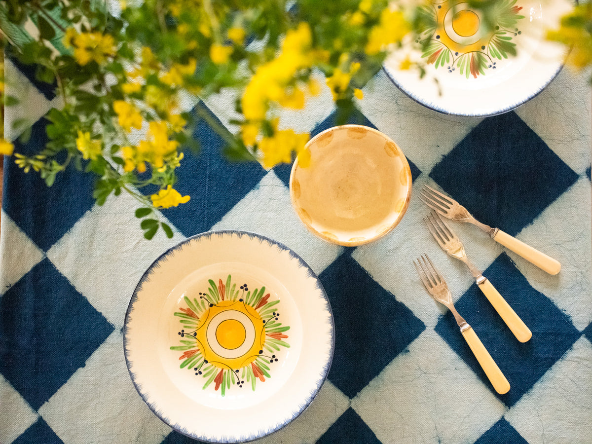 Epais coton couverture tissé à la main, teint avec des motifs carreaux d'indigo dans un style rustique. Peut être utilisé comme jeté, ou comme nappe de table Main image