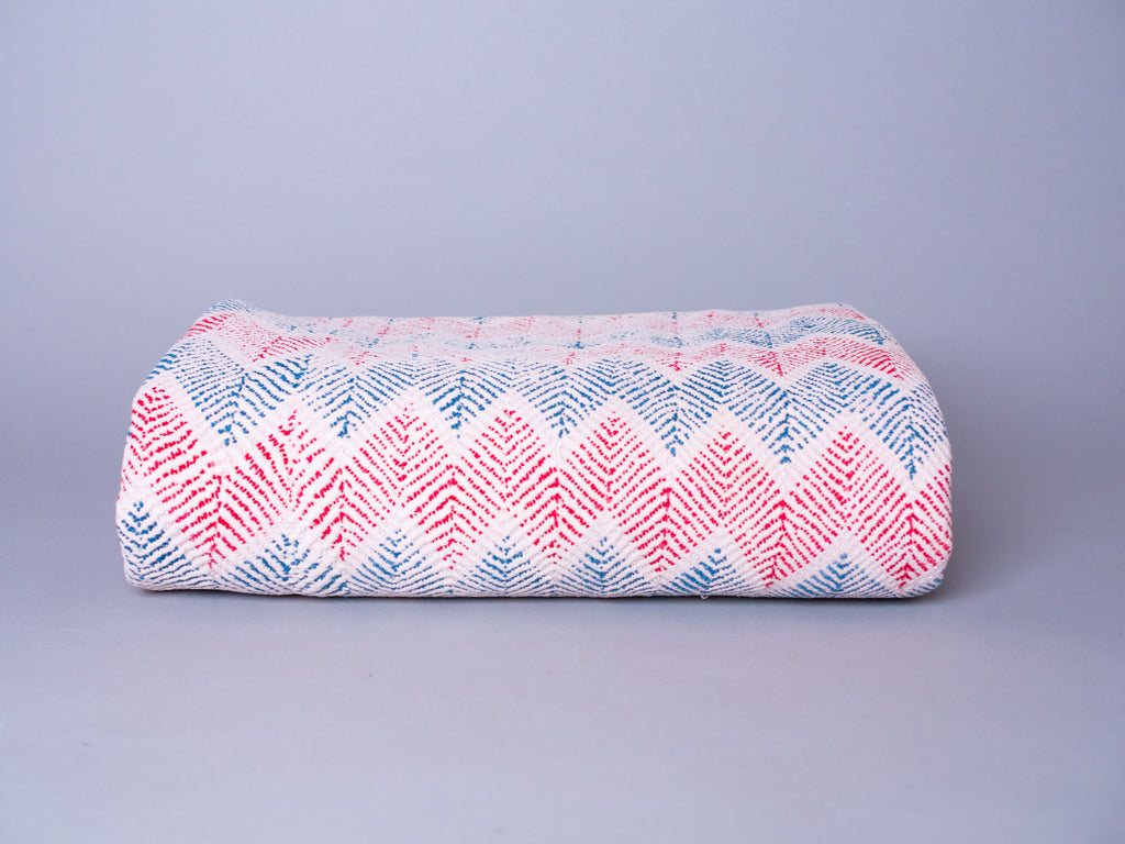 Artisanat millénaire de récupération de textiles. Magnifique&nbsp; couvre-lit kantha vintage de Bengale