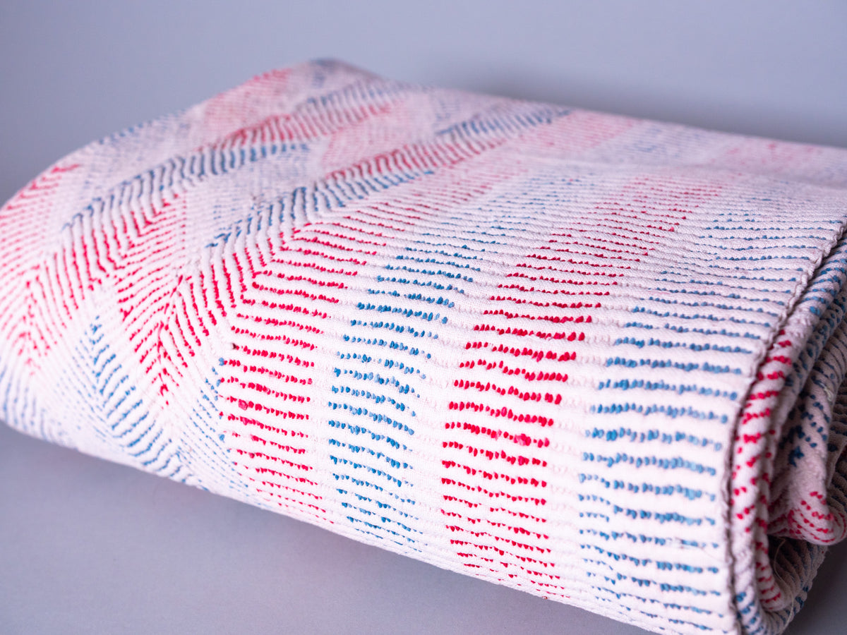 Magnifique couvre-lit kantha vintage de Bengale motif chevron.