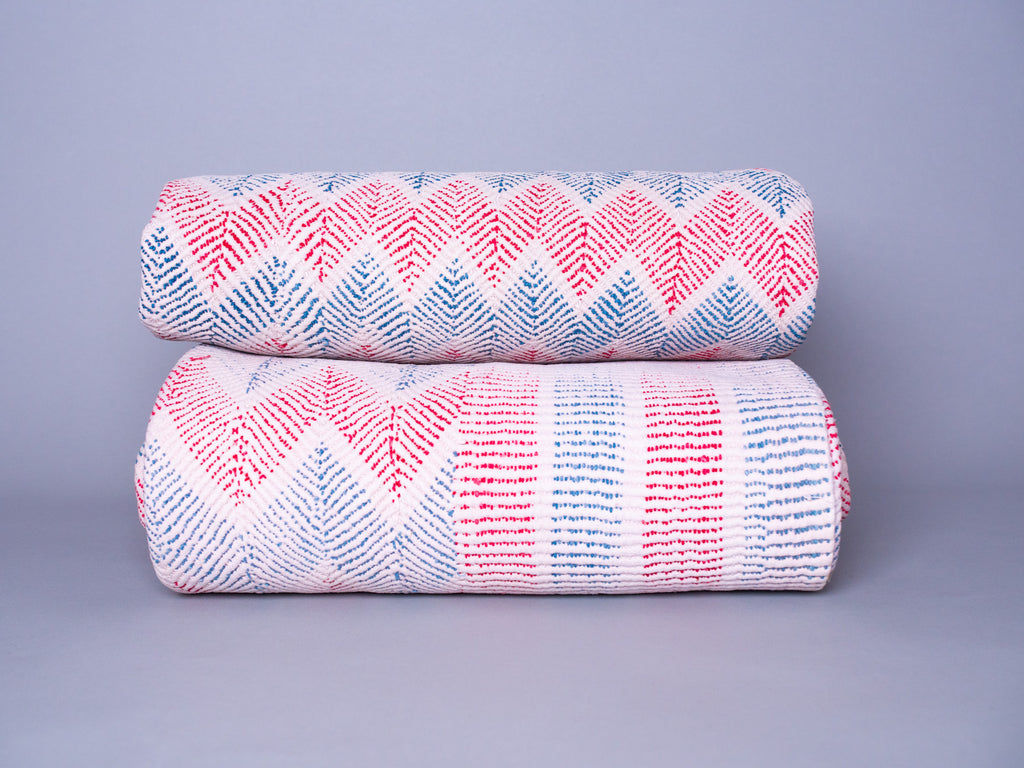 Artisanat millénaire de récupération de textiles. Magnifique&nbsp; couvre-lit kantha vintage de Bengale
