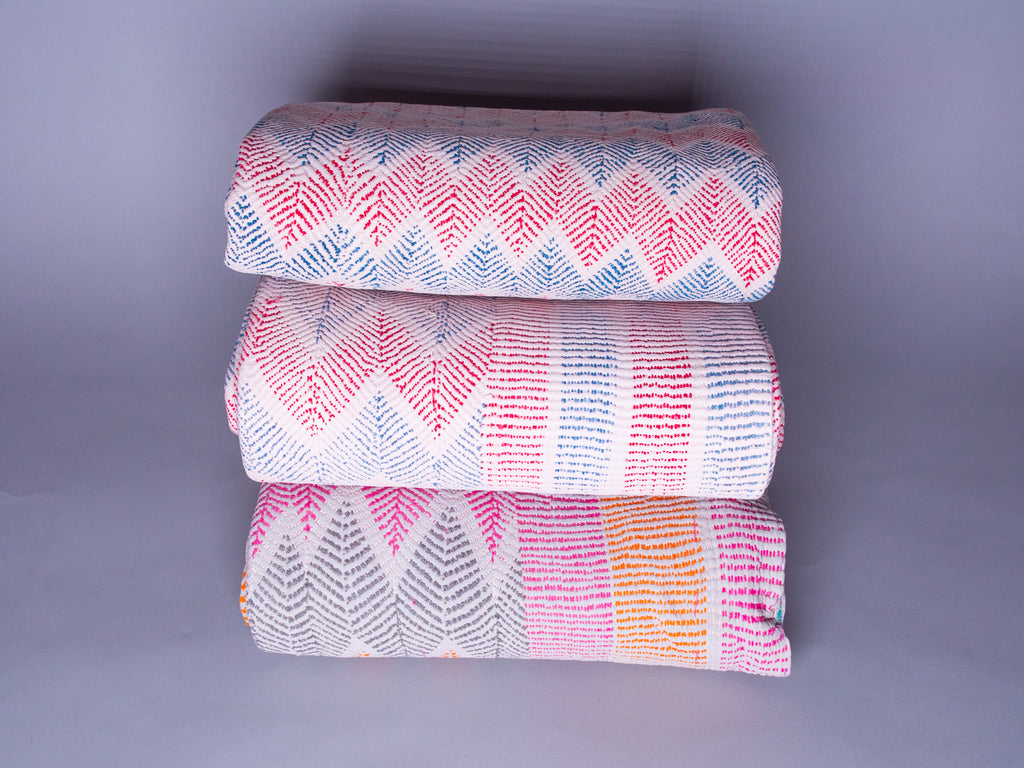 Artisanat millénaire de récupération de textiles. Magnifique&nbsp; couvre-lit kantha vintage de Bengale