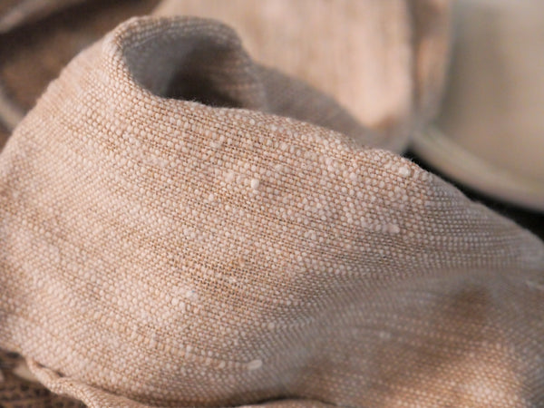 Set de 4 serviette de table ecru.  Cette serviette de table est fabriquée à partir de fils de coton recyclés et tissés sur un métier à main traditionnel.
