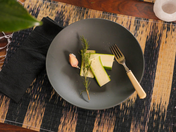 Set de 4 serviette de table noir.  Cette serviette de table est fabriquée à partir de fils de coton recyclés et tissés sur un métier à main traditionnel. .