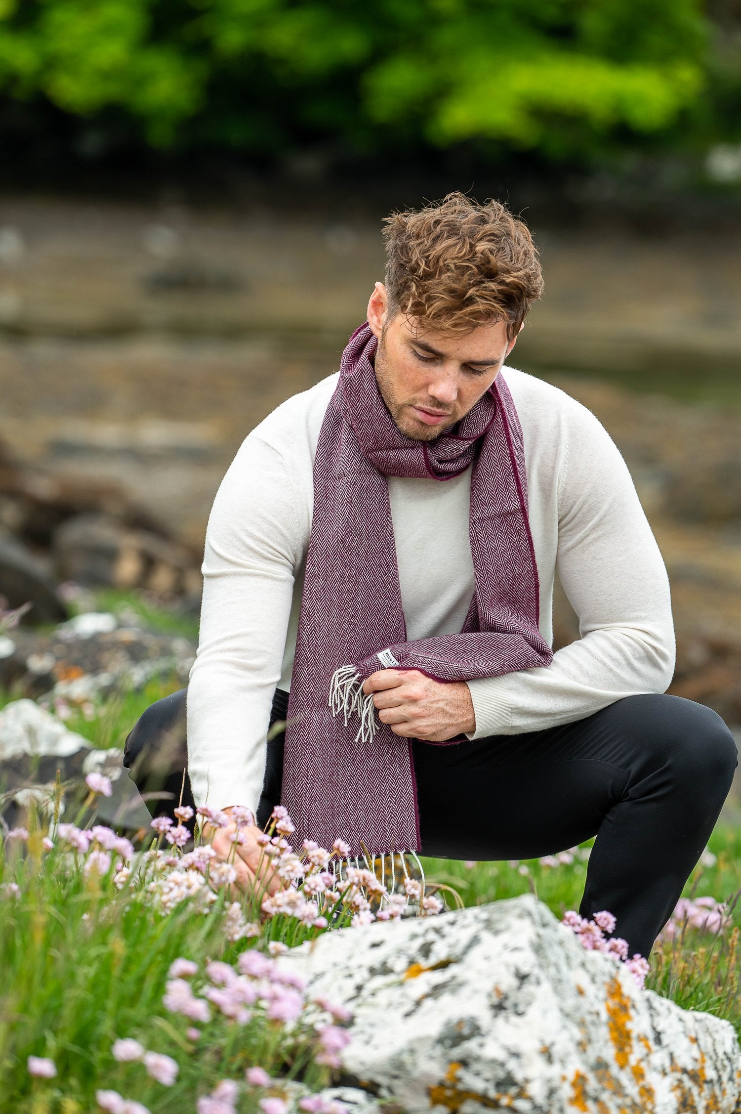 McNutt merino lambswool scarf, mulberry Secondary image