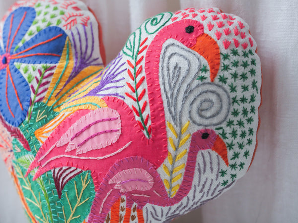 Coussin coeur brodé main en Afrique du Sud