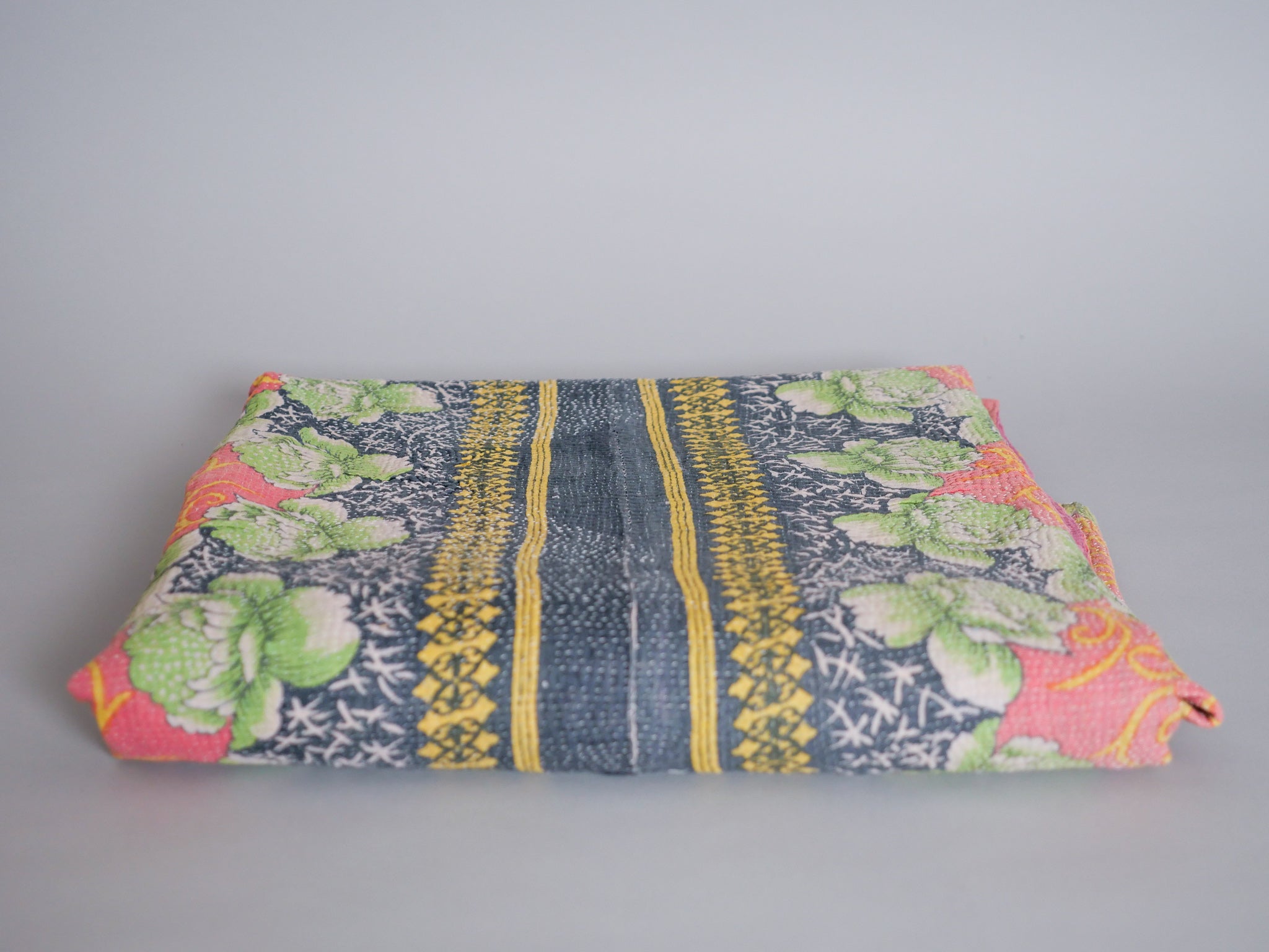 Vintage Kantha Bedspread in Recycled Cotton No.16 "Peony" Secondary image