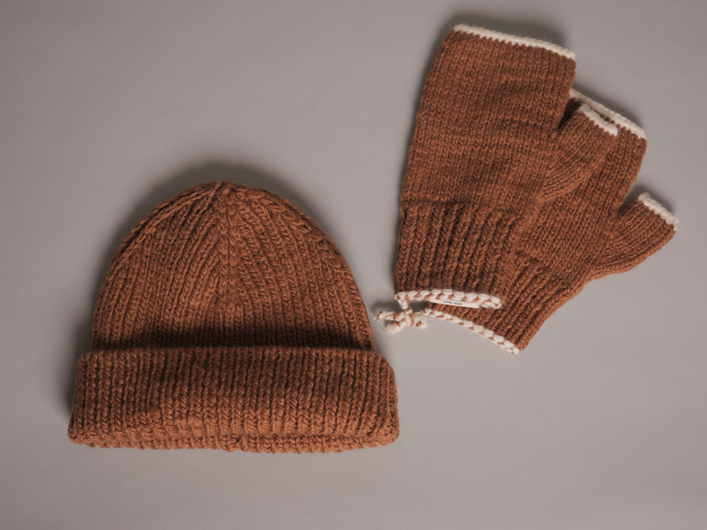Bonnet en laine himalayenne fait main, couleur châtaigne, teinte artisanale.