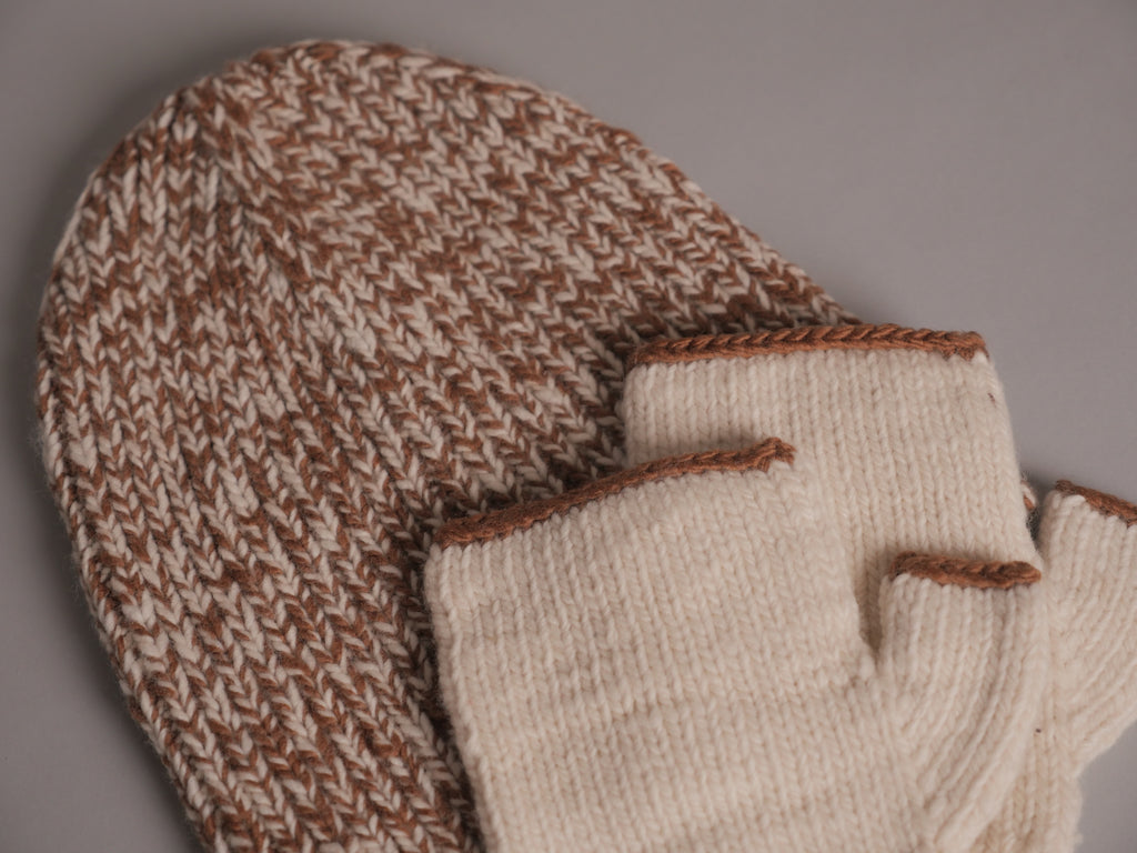 Bonnet en laine himalayenne fait main, teinte artisanale, style retroussé.