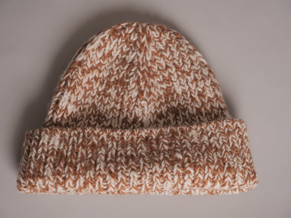 Bonnet en laine himalayenne fait main, teinte artisanale, style retroussé.