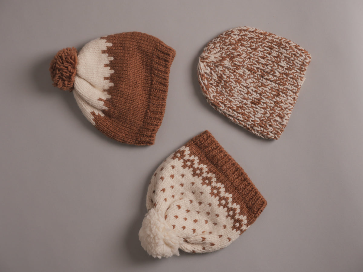 Bonnet Bébé Storie Châtaigne et Blanc Cassé. Tricoté à la main.