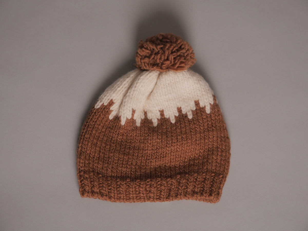 Bonnet Bébé Storie Châtaigne et Blanc Cassé. Tricoté à la main.