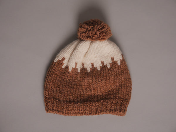 Bonnet Bébé Storie Châtaigne et Blanc Cassé. Tricoté à la main.