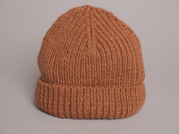 Bonnet en laine himalayenne fait main, couleur châtaigne, teinte artisanale.