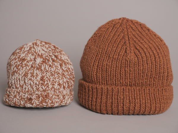 Bonnet en laine himalayenne fait main, couleur châtaigne, teinte artisanale.
